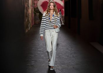 Clássico na moda francesa vira tendência em 2024 e promete dominar as ruas