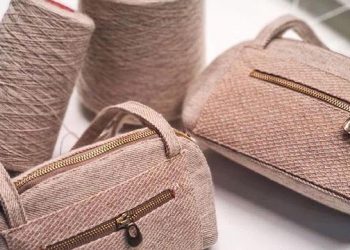 Moda Sustentável? Pesquisadores do Senai desenvolvem bolsa com tecido feito a partir de pelos de cachorro.