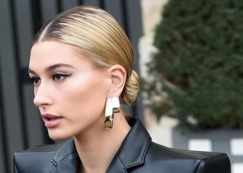 Como fazer o Coque Baixo Polido? Esse é o segredo do penteado simples e chique inspirado por Hailey Bieber que é tendência entre as fashionistas