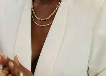 Dourado é o Novo Preto: Acessórios que Estão Dominando o Look das Fashionistas