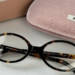 Febre fashion: os óculos retrô com toque geek estão dominando o street style