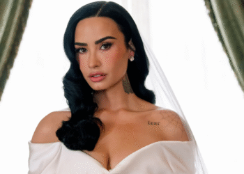 Demi Lovato se casa na Califórnia com vestido Vivienne Westwood sob medida