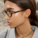 O novo visual “intelectual chic”: o estilo cool, polido e atemporal que conquistou o street style