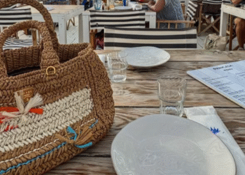 Moda à beira-mar: jantar com amigos na Costa da Caparica com um look que é puro charme de verão