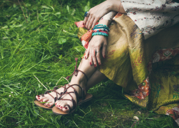 Sandálias Boho: o toque artesanal e chic que volta à cena neste verão europeu