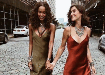 Vestido slip de seda: o minimalismo refinado que conquista o verão europeu