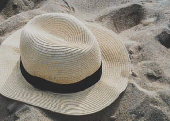 Bonés e chapéus de palha: os queridinhos do verão europeu