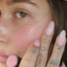 Hailey Bieber mostra que as unhas são muito mais do que um detalhe.