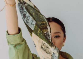 Lenço como acessório de destaque: o toque das it-girls para transformar qualquer look