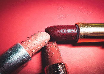 Batons vinílicos: o novo acabamento-desejo da temporada