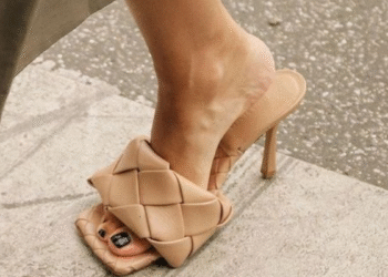 Sandálias de salto o revival dos anos 90 que vai dominar o verão