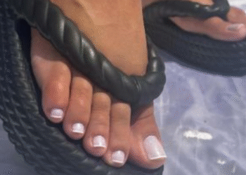 Chinelo com estilo: o calçado mais despretensioso do verão virou item fashion