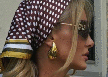 Lenço na cabeça: o acessório que volta como símbolo de estilo em 2025