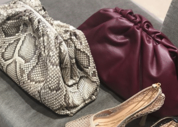 Bolsas snake effect: o retorno do couro de cobra em versões Y2K