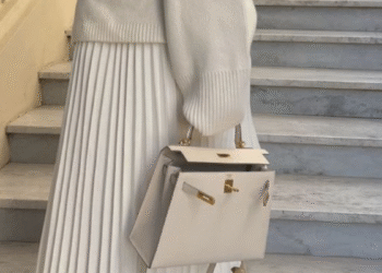 A volta do estilo preppy: como usar saias plissadas e blazers no dia a dia