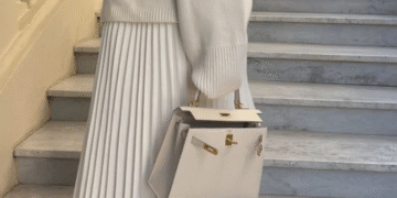 A volta do estilo preppy: como usar saias plissadas e blazers no dia a dia