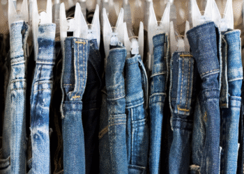Jeans maximalista: aplicações, bordados e patchwork estão de volta