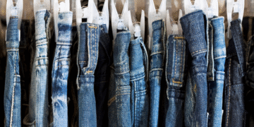 Jeans maximalista: aplicações, bordados e patchwork estão de volta
