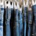 Jeans maximalista: aplicações, bordados e patchwork estão de volta