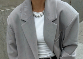 O blazer cinza: a peça que redefine o poder no guarda-roupa feminino
