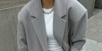 O blazer cinza: a peça que redefine o poder no guarda-roupa feminino